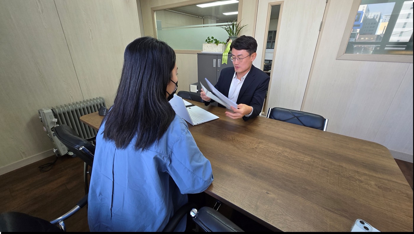 집무실에서 일하는 안효원 세무사