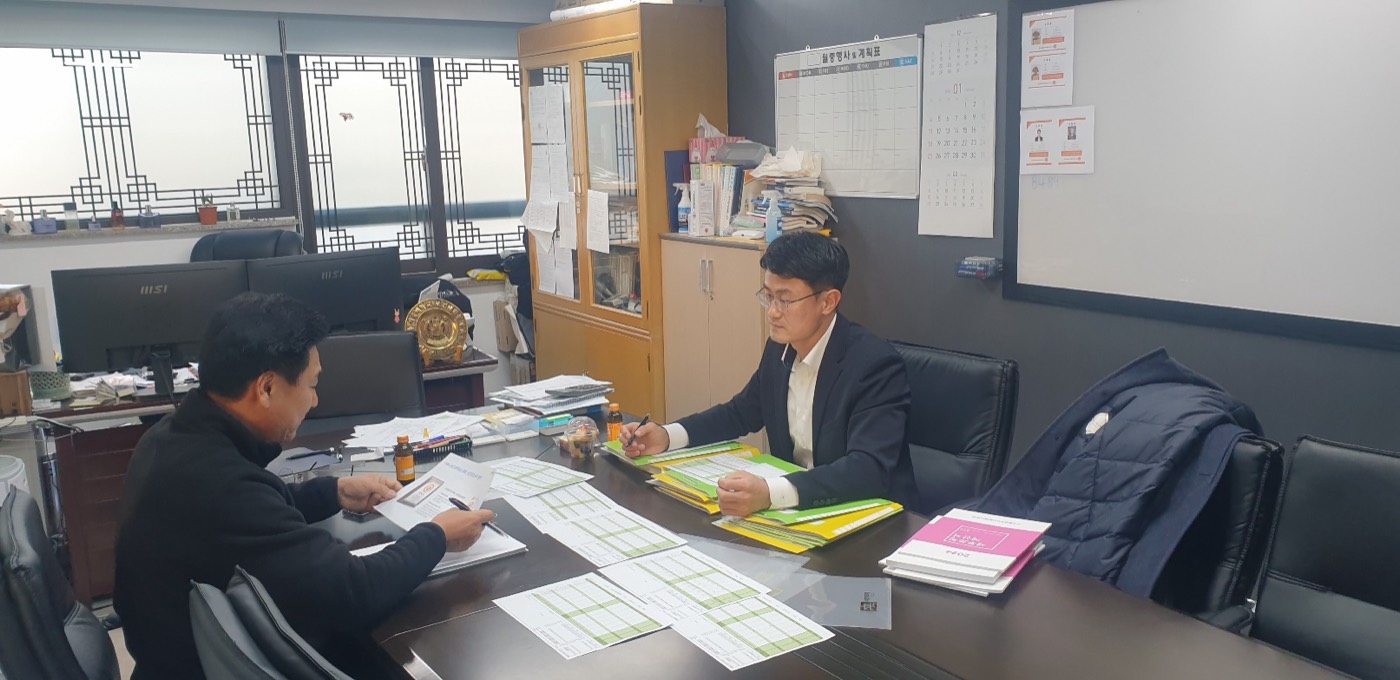 거래처 방문 미팅 중인 안효원 세무사